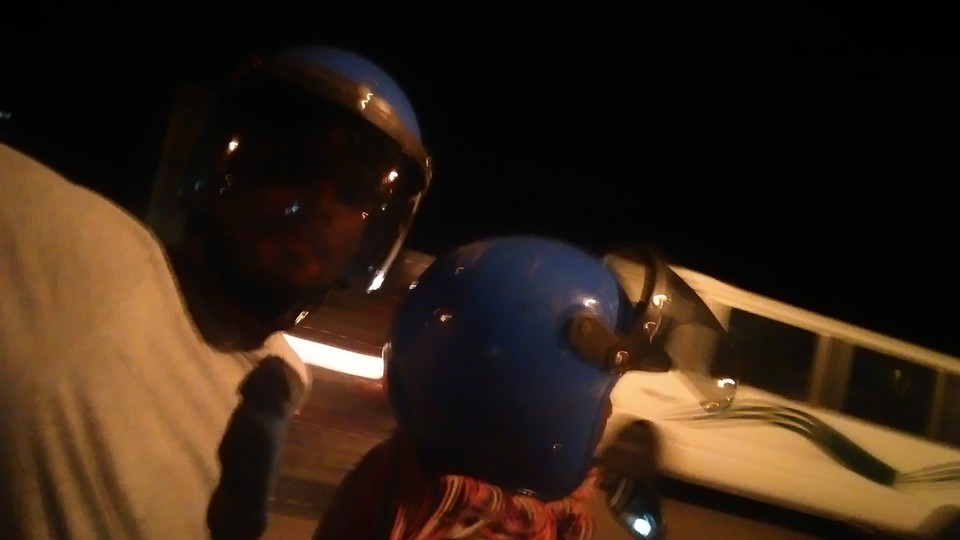 Ruanda - Akagera Village - Am Abend konnten es sich einige nicht nehmen lassen nochmal zu der "10 Minuten entfernten" 😂 Baar fahren. Auf dem Moped natürlich.  Leider hat mein Fahrer nicht in die Kamera geschaut.hi hi hi.....