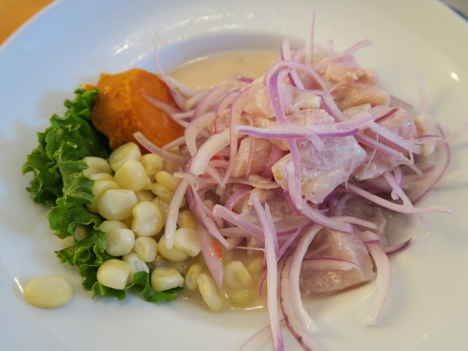 Peru - Lima District - Ceviche de poisson, servi avec du maïs, de la patate douce et des oignons rouges. spécialité péruvienne, c'est un delice!!