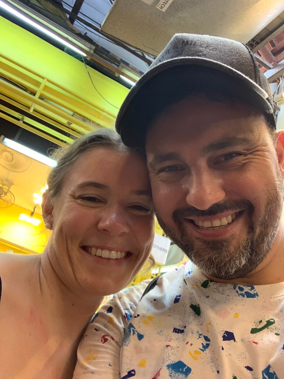 Thailand - Bangkok - Dieses Bild zeigt zwei fröhliche Menschen, die glücklich in die Kamera schauen. Was dieses Bild nicht komplett zeigt, warum diese zwei Menschen glücklich in die Kamera schauen. Wir haben nämlich so einiges gefunden und gekauft :)