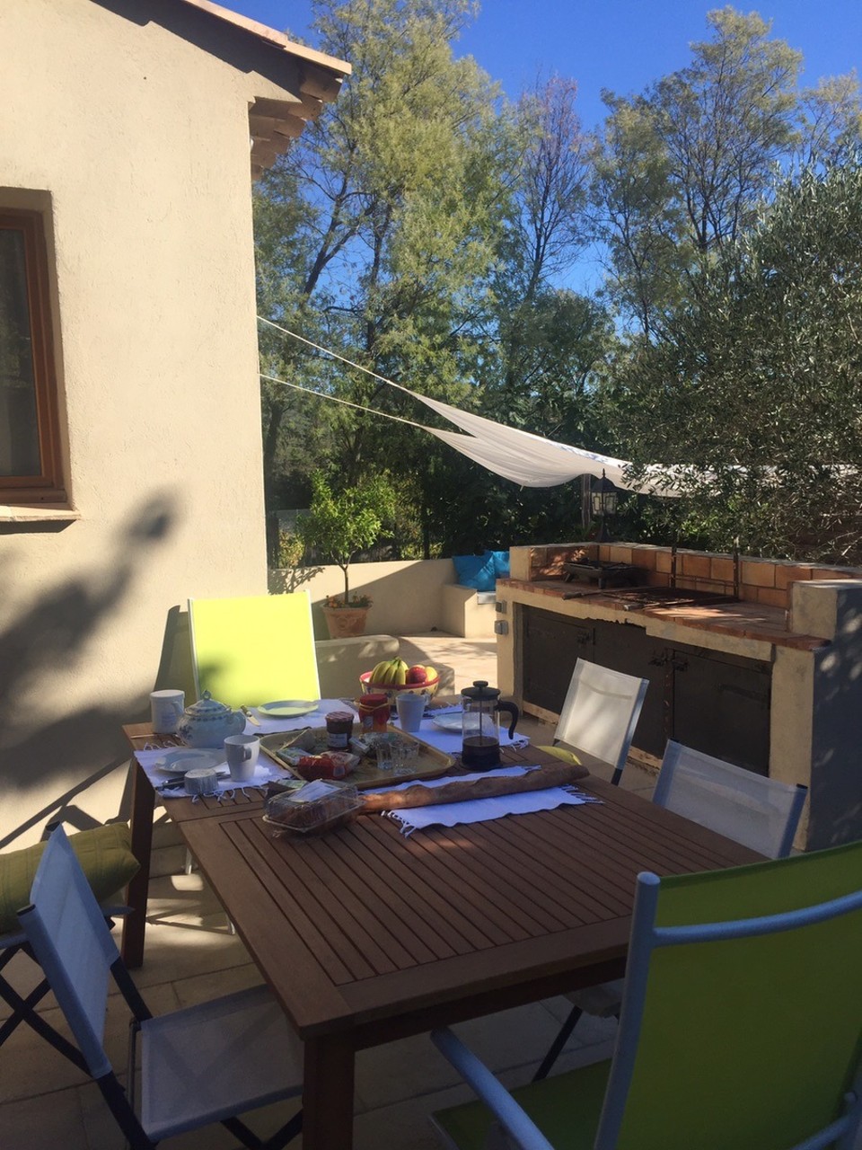 Frankreich - Grimaud - Schönes neues Zuhause für 4 Tage! Frühstücksplatz. Chrizz hat eingekauft!
