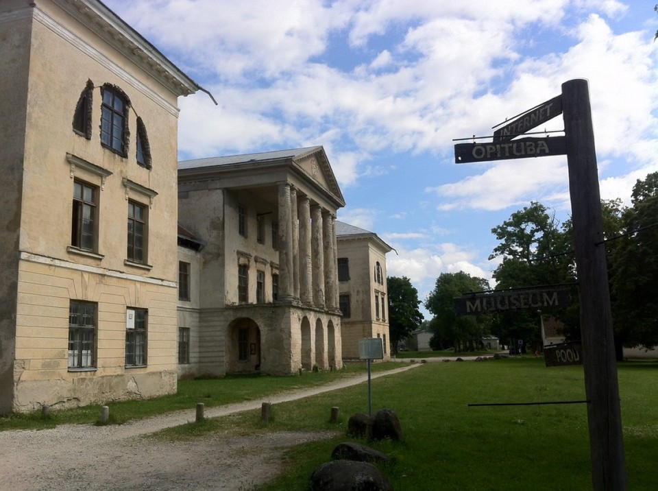 Estonia - Tallinn - Altes Herrenhaus mit Wegweiser Richtung Internet: Überall 3G-Abdeckung und in nahezu jeder Lokalität freies WLAN...