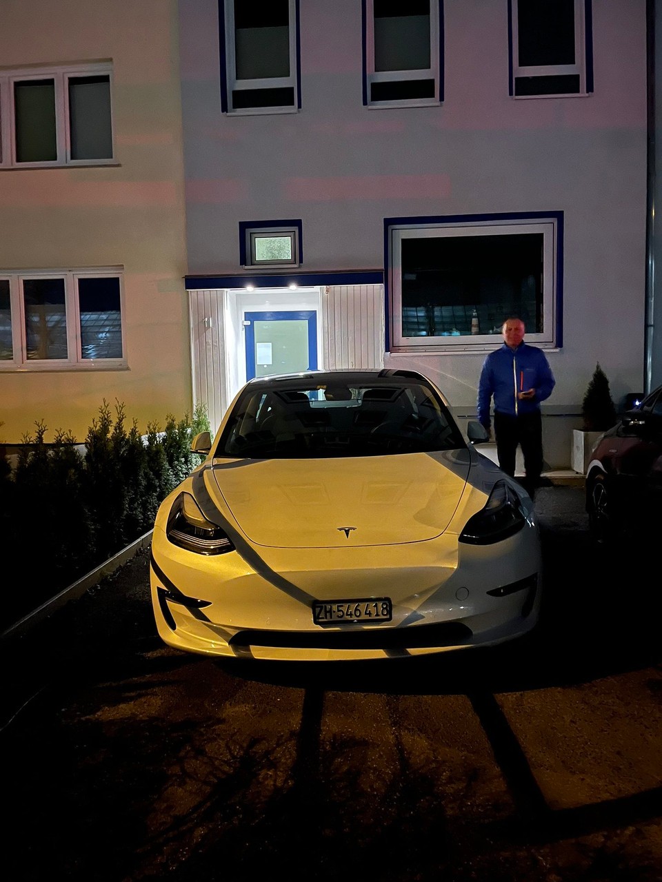Deutschland - Lübeck - ‚Testlader’: Wir sind die ersten, welche die neu installierte Ladestation nutzen dürfen. Für Hotelinhaber & -personal wie auch für uns spannend & lehrreich. 