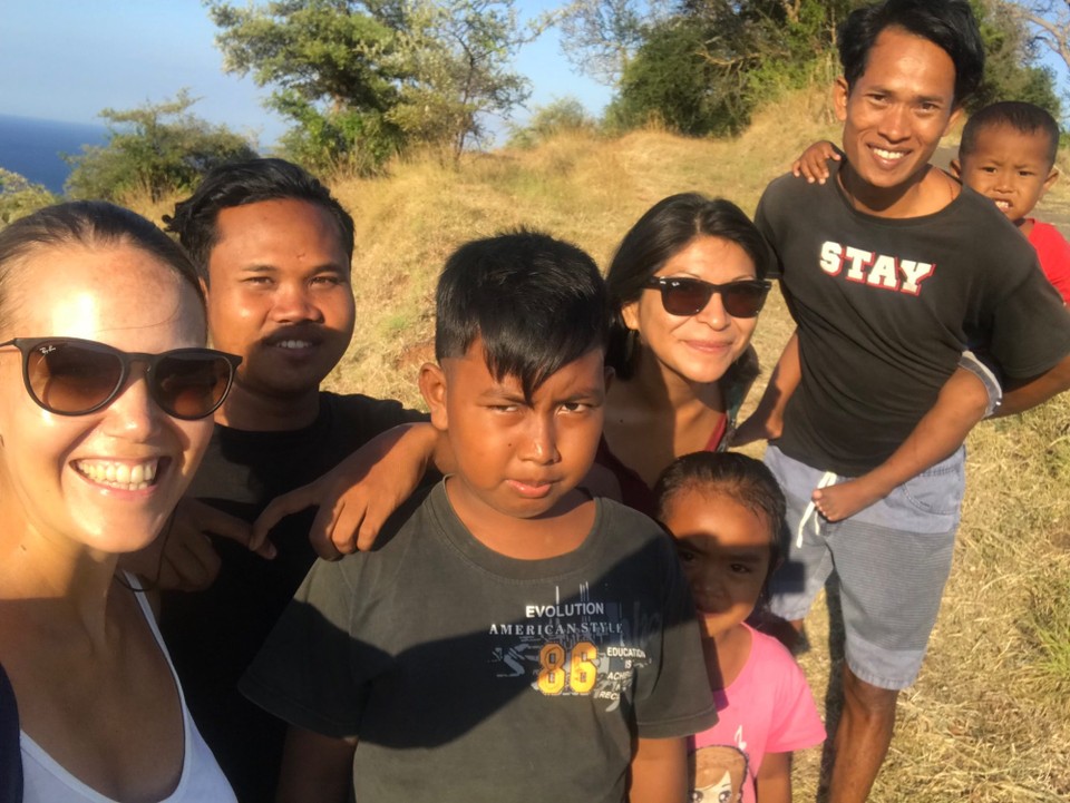 Indonesia - Amed Beach - Disse gutta tok med opp til et utsiktspunkt, snakket om livet og spilte lokal musikk. 