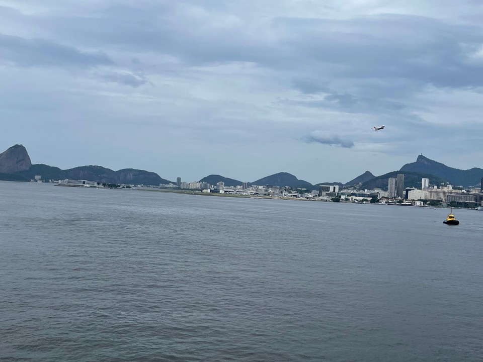 Brasilien - Rio de Janeiro - Flugzeugstart vom Lokalflughafen zwischen Christusstatue und Zuckerhut