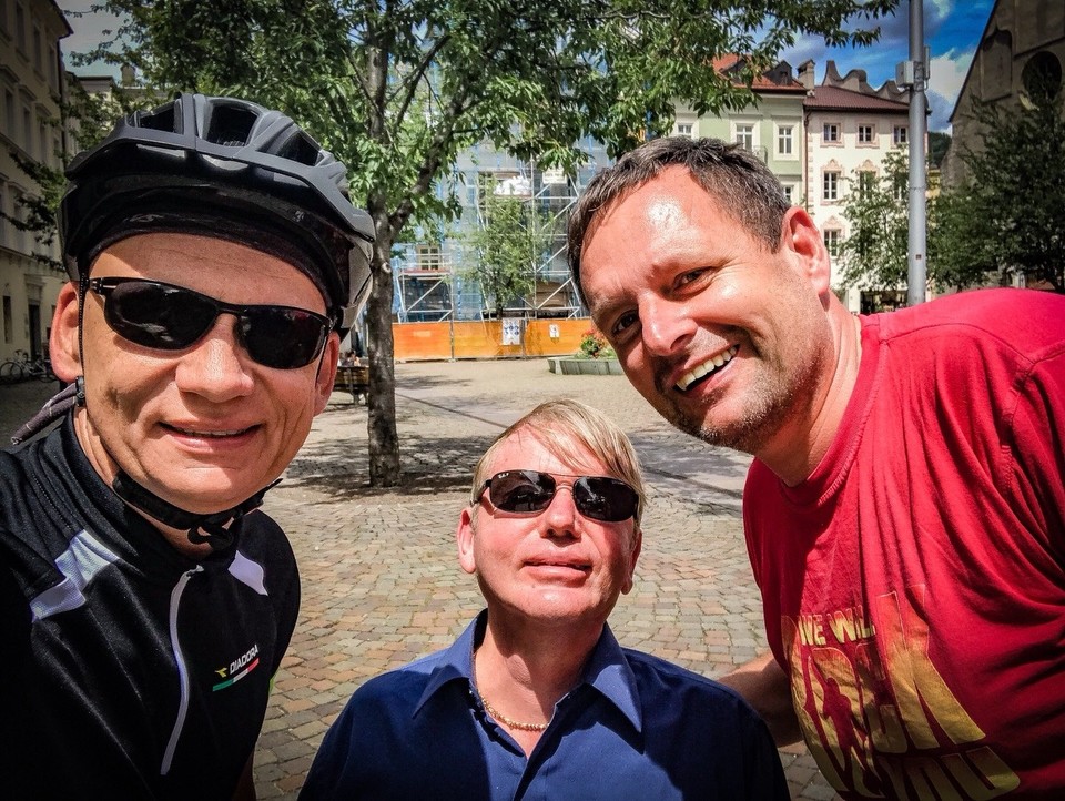 Italy - Bressanone - Günther und Harald aus Leoben. 
Heimfahrt Richtung Nordosten trifft Radtour gen Südwesten.