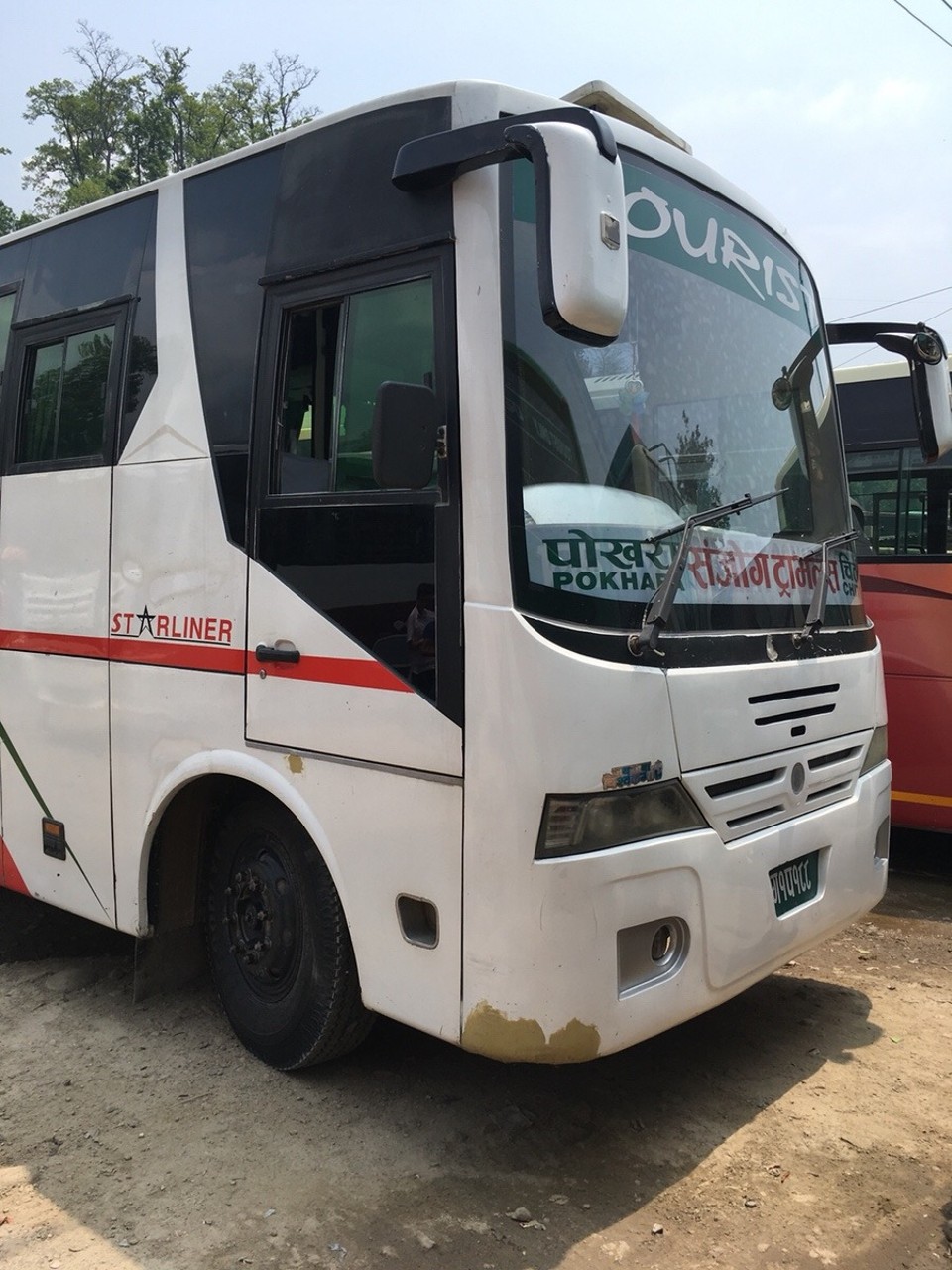 Nepal -  - Um 6:30 Uhr starten wir mit dem Bus in Pokhara. 5 Stunden Fahrt auf holprigen Strassen stehen uns bevor, bis wir in Sauraha (Chitwan Nationalpark) eintreffen.