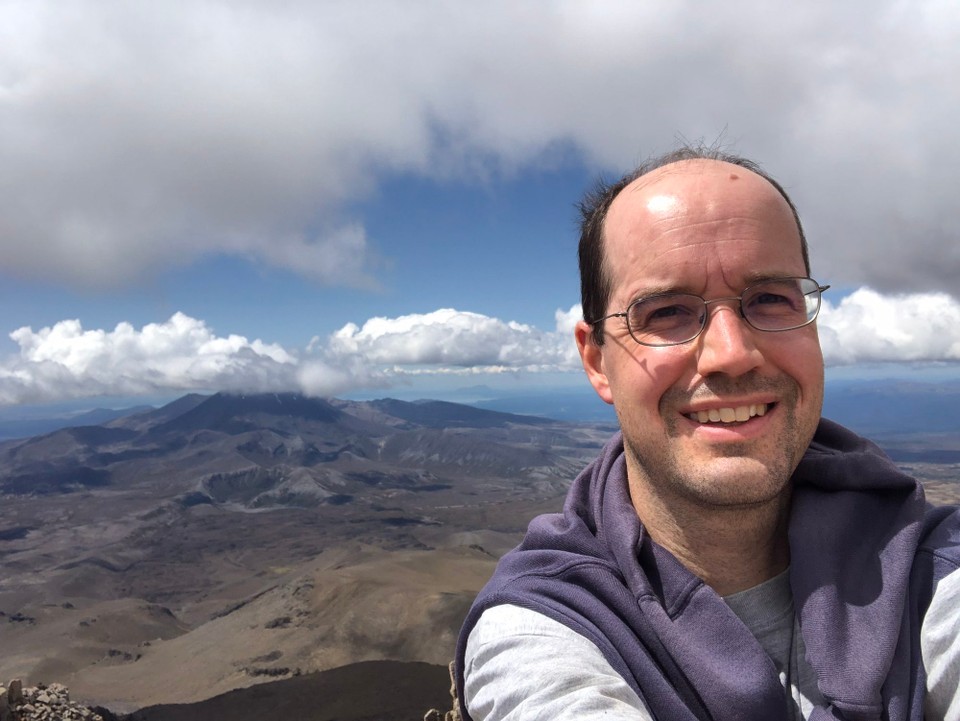 Neuseeland -  - Schon fast wieder unten, klart der Himmel wieder auf. Roman steigt noch einmal auf und hat jetzt eine bessere Aussicht. Hinten von Wolken bedeckt der Mount Ngauruhoe.