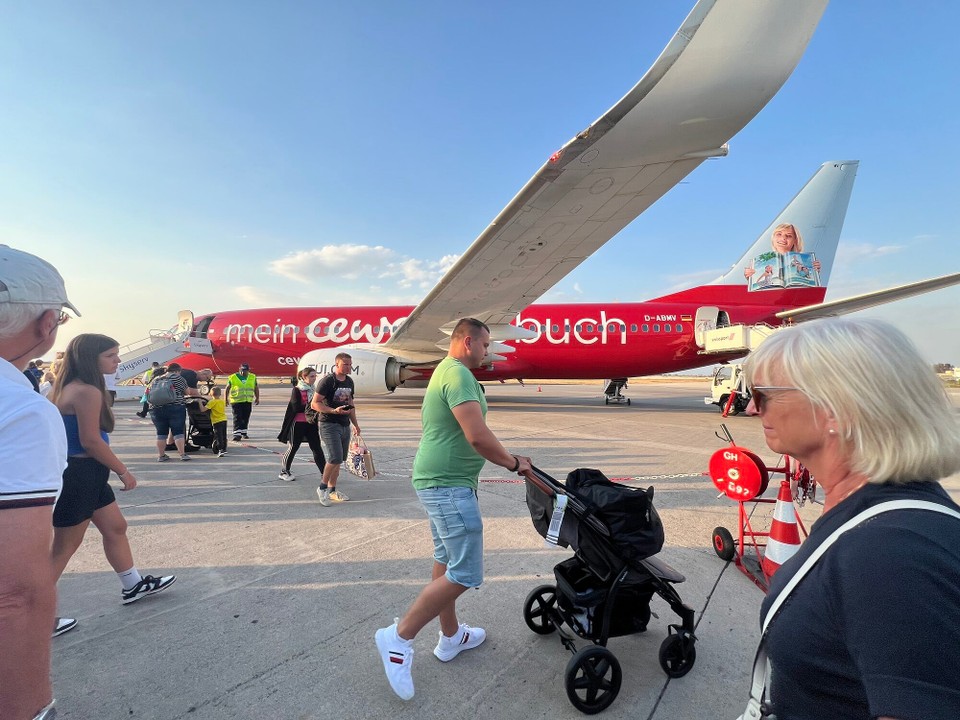 Griechenland - Paradeisi - Und da steht unser Flugzeug mit der Cewe-Fotobuch-Livery. Das Boarding ging schnell die Sicherheitshinweise wurden gezeigt, und wir waren an sich startklar, immer noch vollkommen im Zeitplan, jedoch verging nun 1 Stunde, bis wir endlich gepushbackt wurden, 