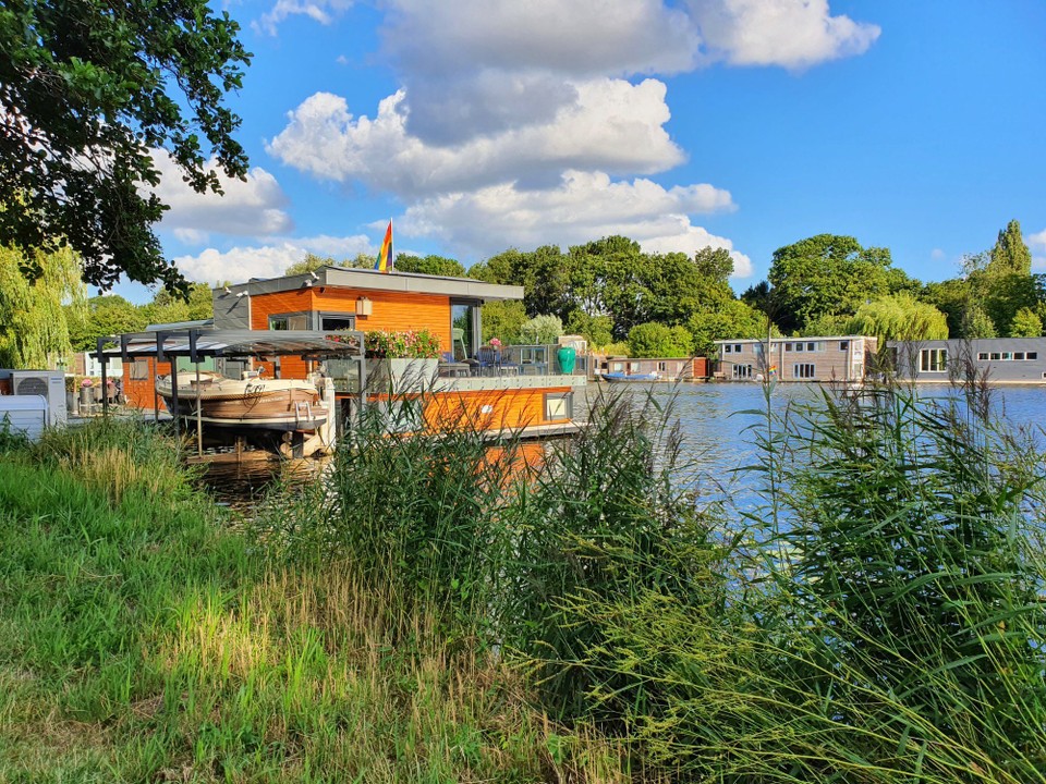 Niederlande - Amsterdam - An der Amstel liegen Hausboote in allen Größen.