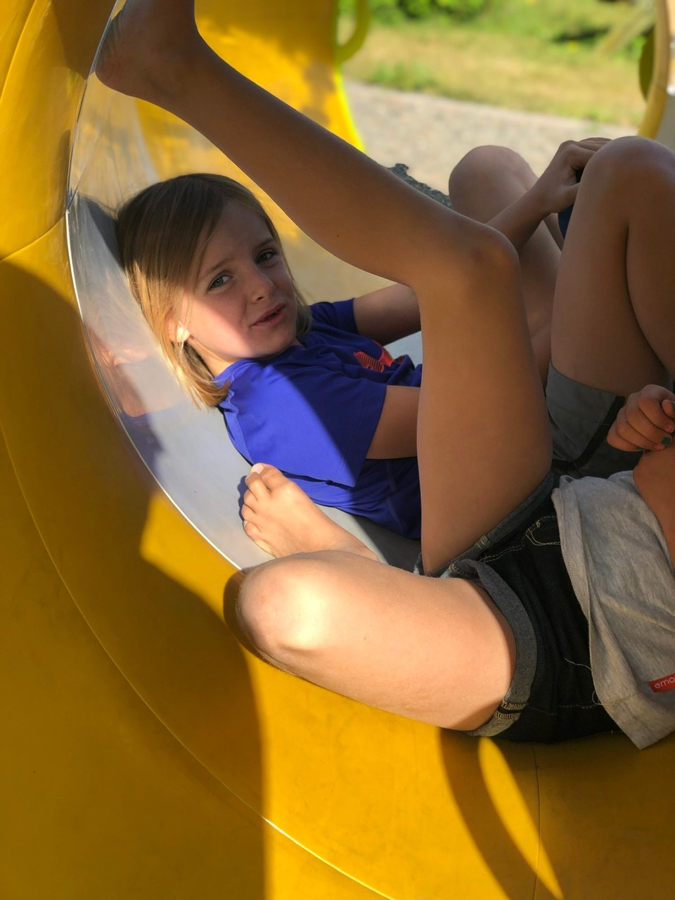 Island - Súðavík - Und bereit für ihren Partycamper...

Nun ist es 18 Uhr und wir legen nun mal los... Ein paar Kilometer liegen heute noch vor uns... Aber satte und ausgetobte Kinder sind eine sehr gute Grundlage für eine längere Fahrt. Freue mich schon wieder auf die Fjordlandschaft und die schönen Aussichten...