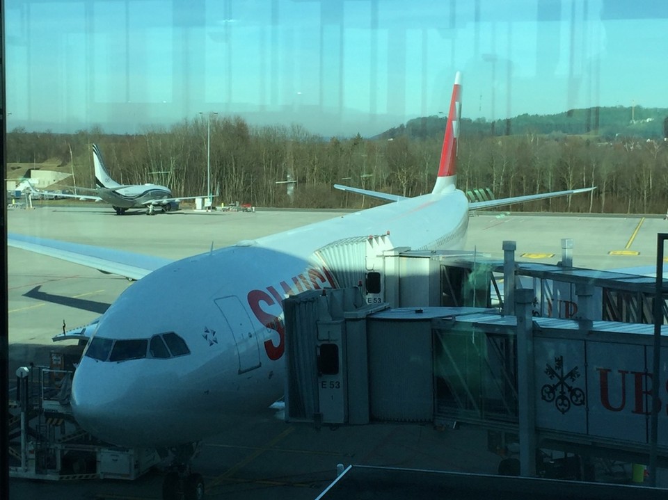 schweiz - zürich-flughafen - wir mussten 3 stunden im flugzeug warten, bis er dann nach reparatur starten konnte (+7 stunden flug bis dehli)