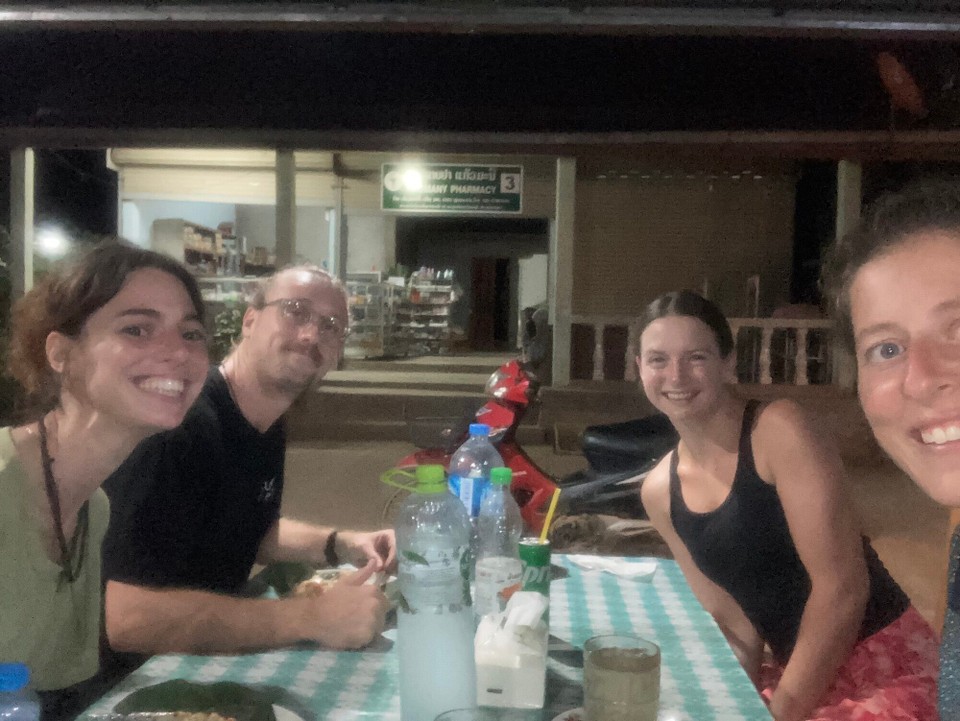 Laos - Ngoi - Fürs Abendessen treffen wir uns mit Nick and Grace (Neuseeland) 😊