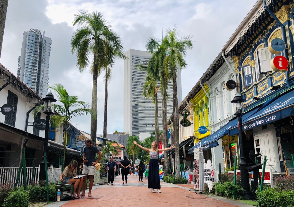 Singapur -  - Wo sich Gegensätze treffen - super süße kleine bunte Häuschen mit Fensterläden neben mir und die Hochhäuser im Hintergrund 🏠