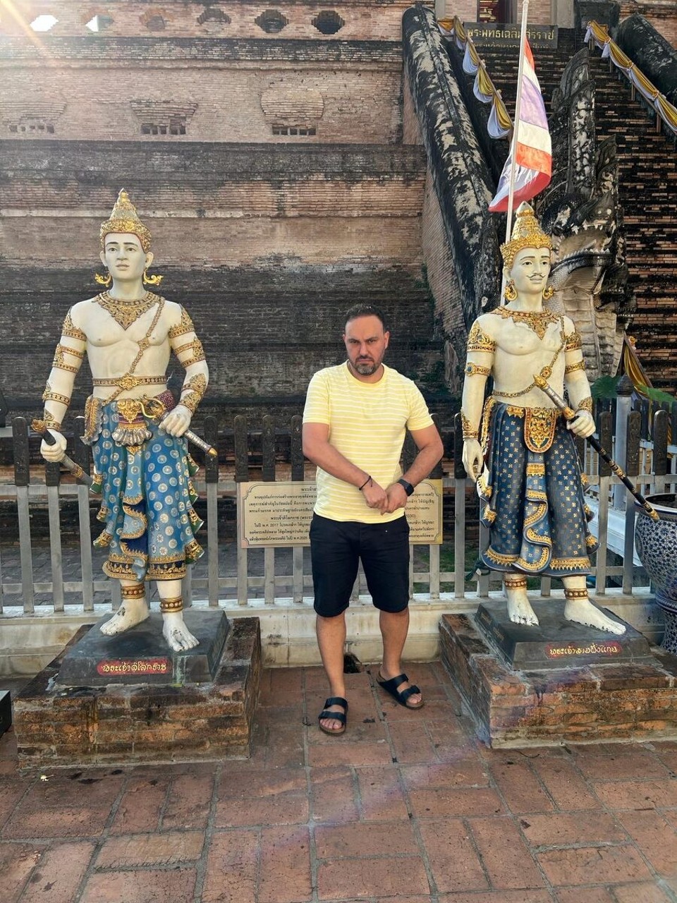 Thailand - Chiang Mai - Diese drei tapferen Krieger in goldenen Uniformen bewachen das Grab des Königs, das auf einer Pyramide (Bild 1) errichtet wurde. Diese ist 60 m hoch und hat an allen vier Seiten Treppen, die zum Grab führen. Das Grab zeigt nach allen Seiten, so wacht der Geist des Königs über die Stadt. 

