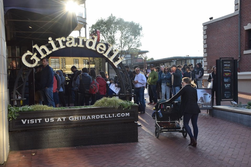 USA - San Francisco - Die Schlange bei Ghirrardellis... Hier ist der Werksverkauf dieser Schokoladenfabrik und eine große Eisdiele