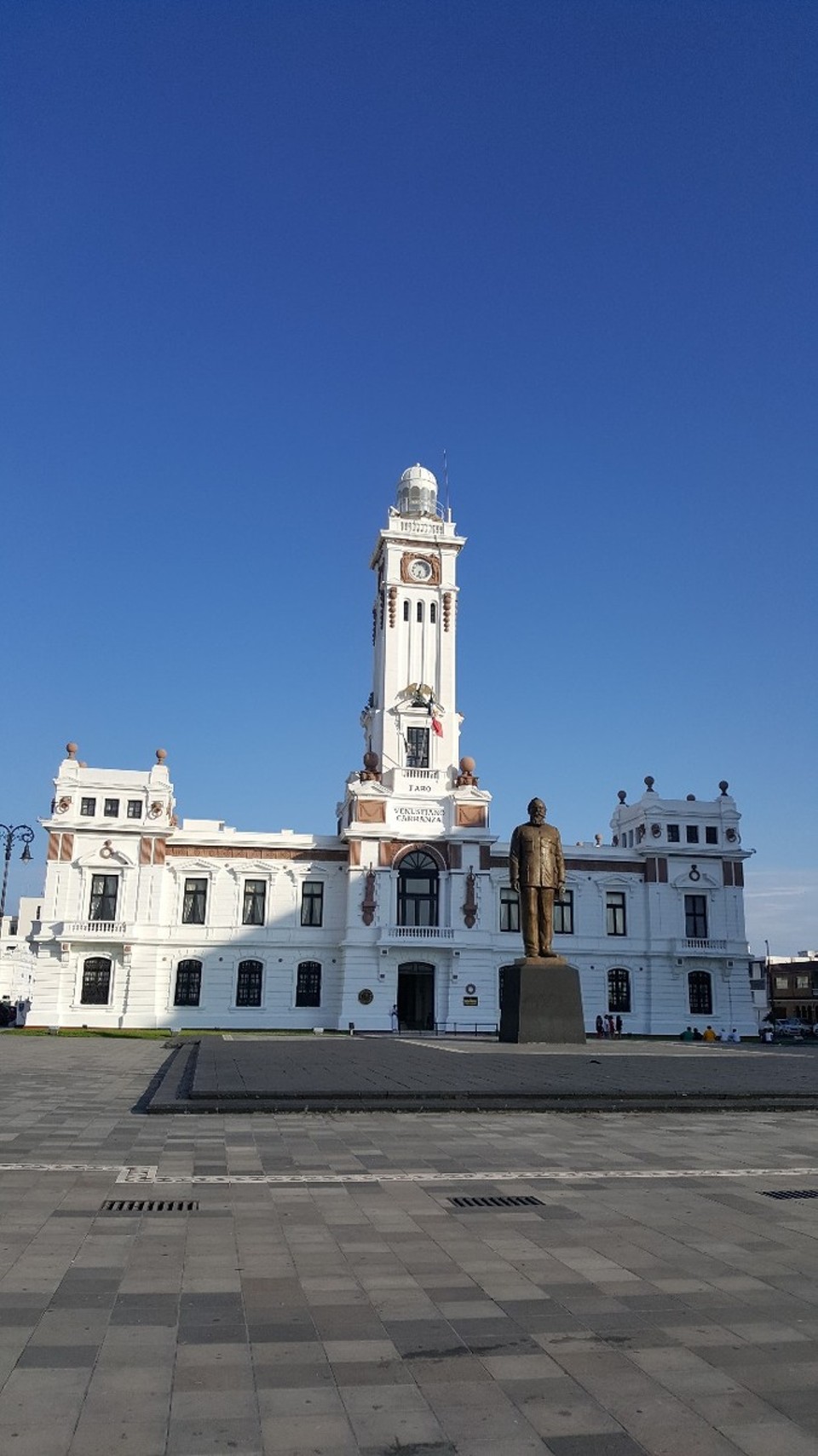 Mexiko - Veracruz - Als wir aus dem Bus ausstiegen, hatten wir Temperaturen von 35° im Schatten.  Gott sei Dank hatte das Hostel Zimmer eine gute Klimaanlage. Die Fahrt hat ziemlich lange gedauert.  Ca  7 Stunden. Ich habe fast die ganze Zeit spanische Disney Filme angeschaut. Schlafen konnte man vergessen da der Sound der Filme zu laut war... Als wir angekommen sind haben wir einen power nap gemacht bevor wir in die Stadt gegangen sind.
Die Stadt ist eine Hafenstadt welche hauptsächlich mit Öl handelt.  