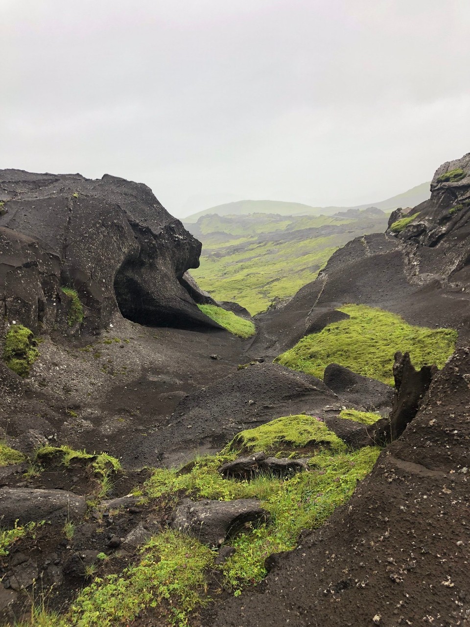 Island - Mýrdalshreppur - Weiter geht es durch die Tuffsteinformationen, die wir heute auch viel besser sehen, als gestern bei unserer Anreise im Nebel…
