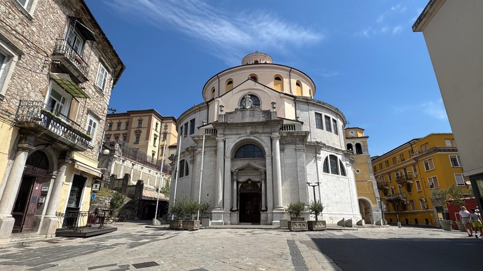 Kroatien - Zadar - Heute früh haben wir auf dem Weg einen Stop in Rijeka gemacht.
Erster Halt die St.-Vitus-Kathedrale, die  barocke römisch-katholische Kathedrale mit Statuen wurde 1638 als Rundbau erbaut.