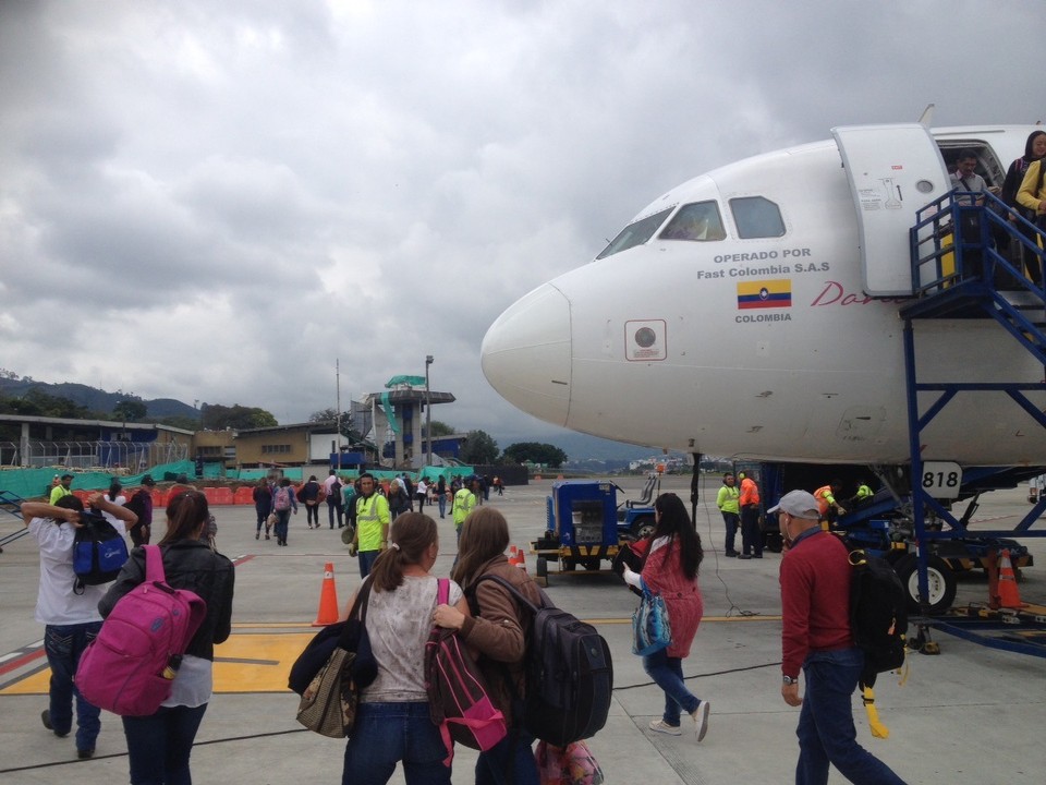  - Kolumbien, Pereira - Aus dem Flugzeug übers Rollfeld ins Gebäude.