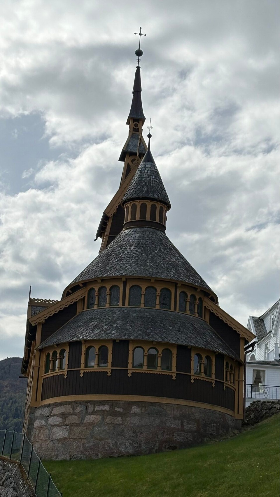 Norwegen - Nessane - Die Kirche steht nicht krumm, sondern wurde nur so fotografiert 