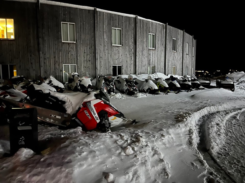 Norwegen - Kautokeino - Der etwas andere Parkplatz vor dem Hotel. 