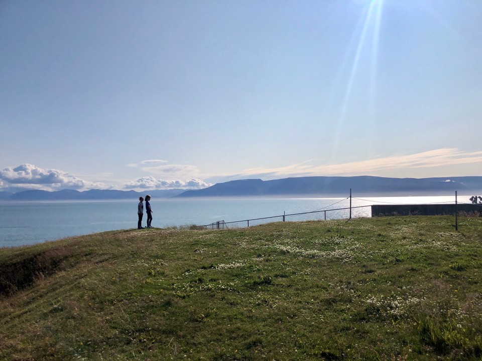 Island - Hofsós - Nach unserem Hot Pot Erlebnis in Drangsnes, möchten wir heute wieder schwimmen gehen. Es gibt in Hofsós ein sehr schönes Schwimmbad mit Blick aufs Meer. Erst einmal lünkern wir... Sieht aber toll aus!
