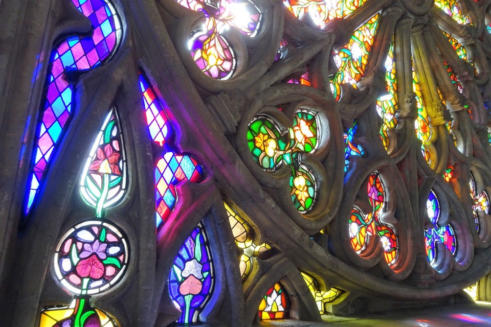 Ecuador - Quito - The rose window has native flowers