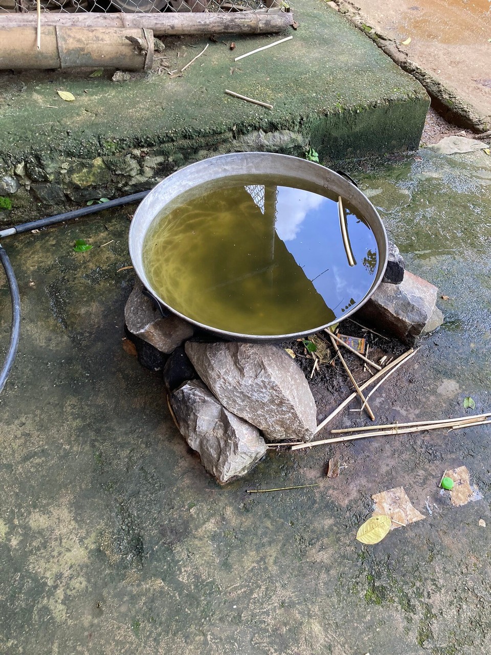 Vietnam - Quan Ba - In Aschebambuswasser wird der „Strick“ mehrfach gewaschen