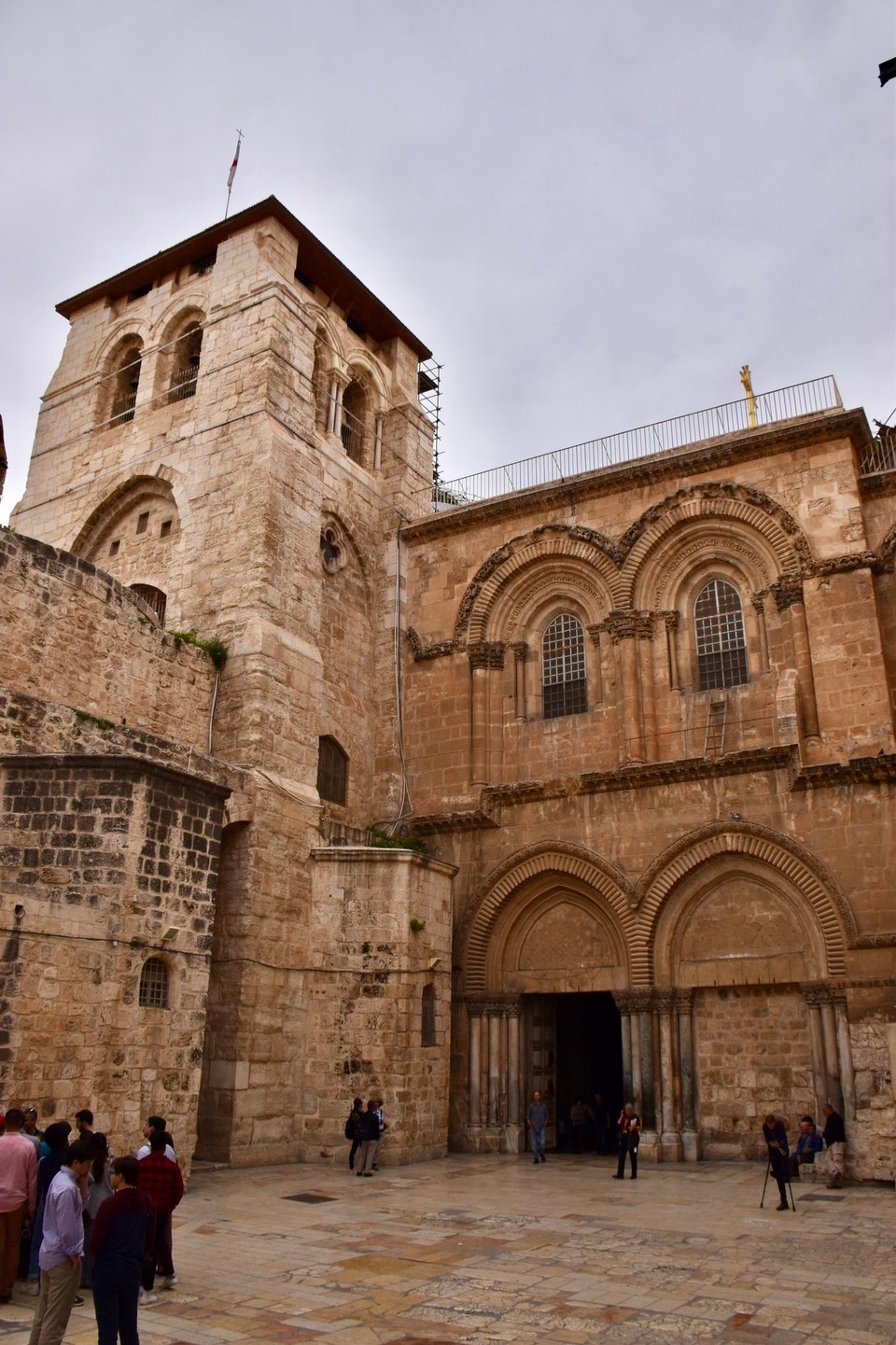 Israel - Jerusalem - An dieser Stelle wurde Jesus gekreuzigt und beerdigt. Heute steht hier die Grabeskirche.
Hier herrscht soviel Einigkeit das selbst in den Kirchen jede Religion ihre eigene Ecke hat, dabei geht es doch um ein und demselben Gott.