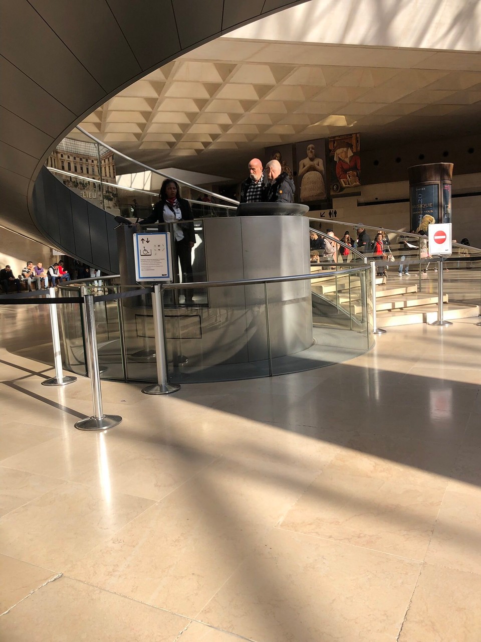 Frankreich - Paris - Ein moderner Fahrstuhl