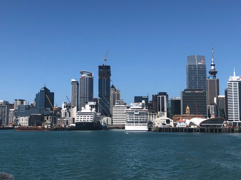 Neuseeland - Auckland - Zwei Kreufahrtschiffe ankern im Hafen