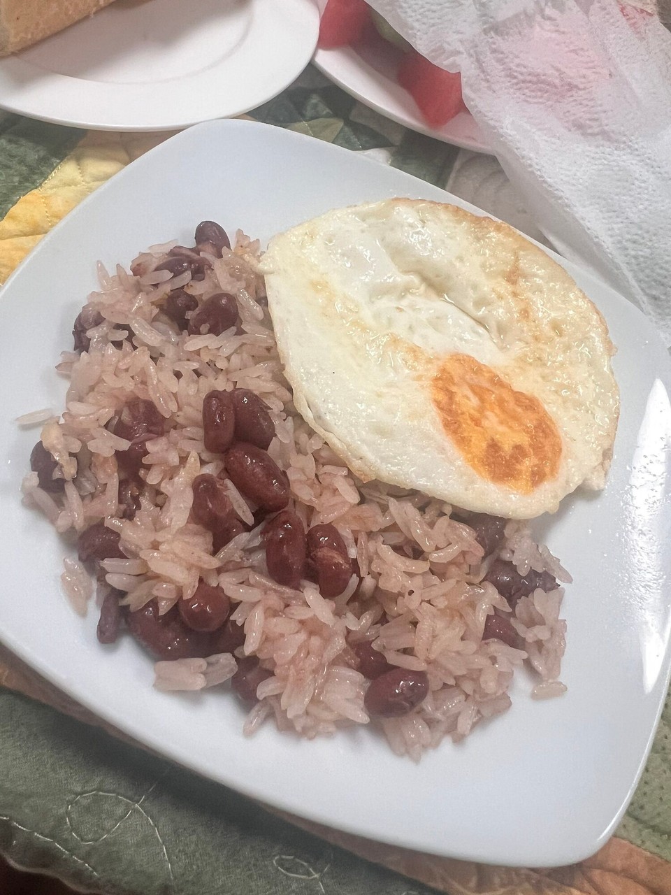 Costa Rica - San José - Das ish übrigens „gallo pinto“, riis mis Bohne und wahlwiis no mit Zwible oder Tomatestückli. Das ish s‘bekanntiste Gricht und es git Lüt da wo das zum z‘morge, z‘mittag und z‘nacht essed. Ich iss es da eig nur am Wucheend zum z‘morge