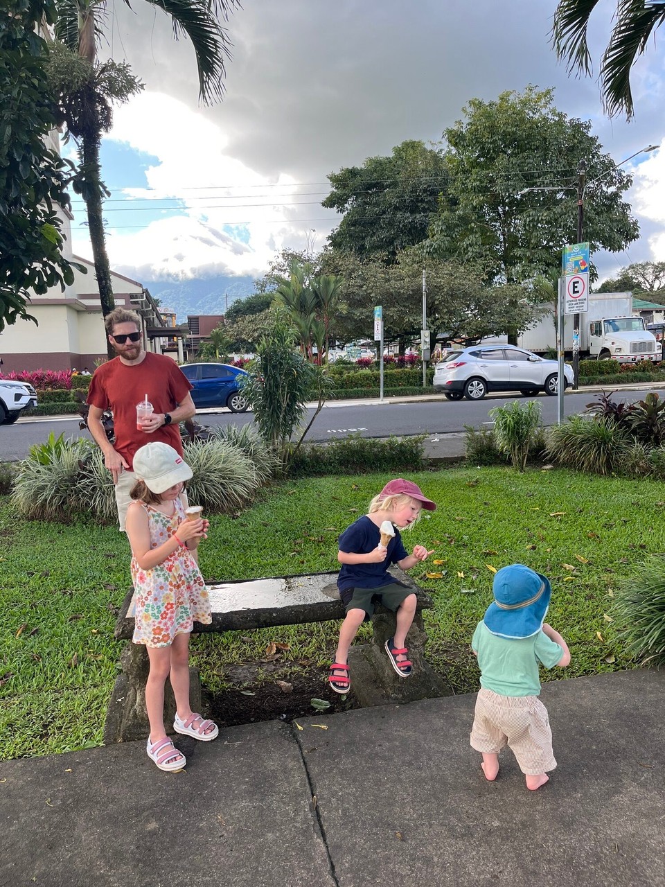 Costa Rica - La Fortuna - La Fortuna downtown. Vulcano Arenal bleibt hinter den Wolken verborgen. Immerhin gibt es ein Eis! 
