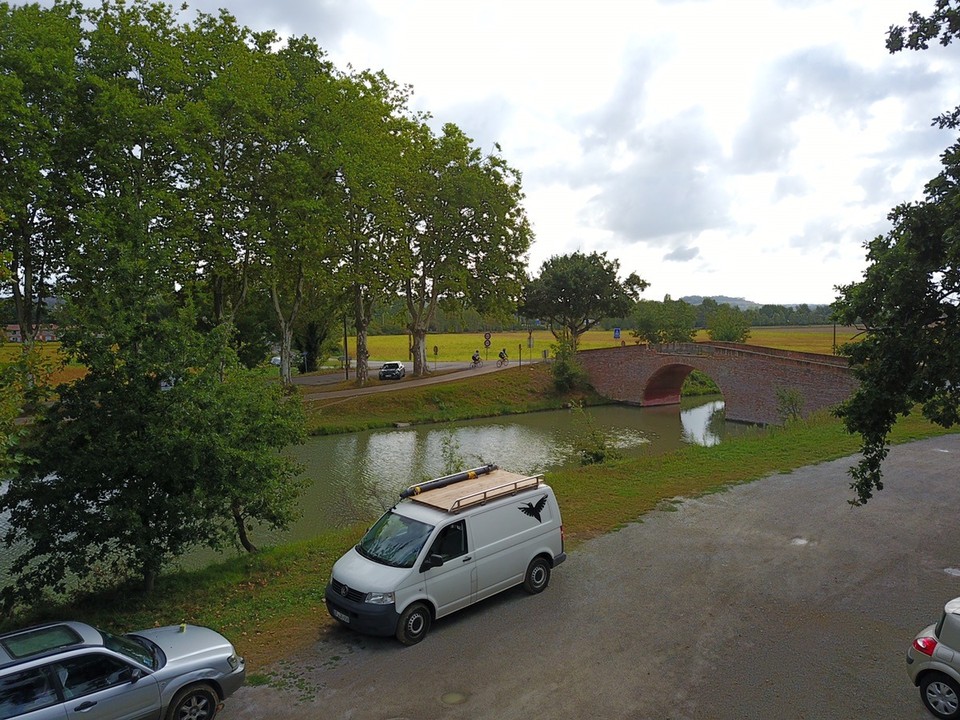 Frankreich - Peyriac-de-Mer - Zum Frühstück fahren wir an diesen Fluss. Das Müsli wird ebenfalls auf der Terrasse gegessen.