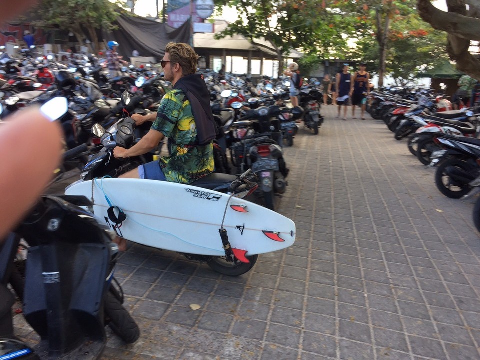 Indonesien - Badung - Auf dem Scooter wird alles transportiert auch das Surfbrett 