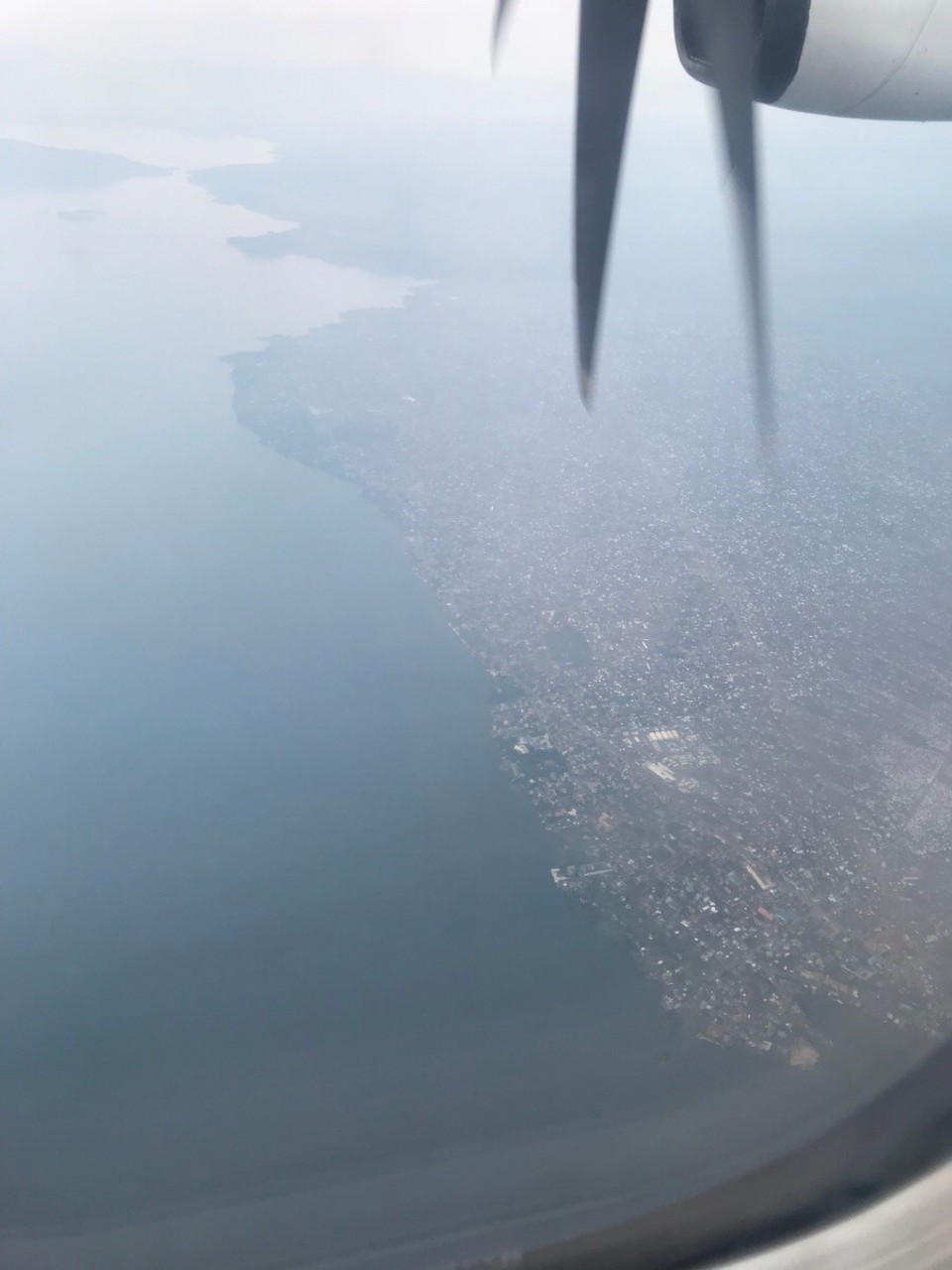 Demokratische Republik Kongo - Goma - Die Spannung steigt - gleich landen wir.
Rund 1 Mio Menschen leben in Goma, direkt an der Grenze zu Ruanda.