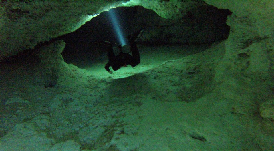 Mexiko - Dos Ojos Cenote - Das grenzt schon fast an Höhlentauchen - ist es aber nicht, weil es keine geschlossenen, sondern partiell offene sind.