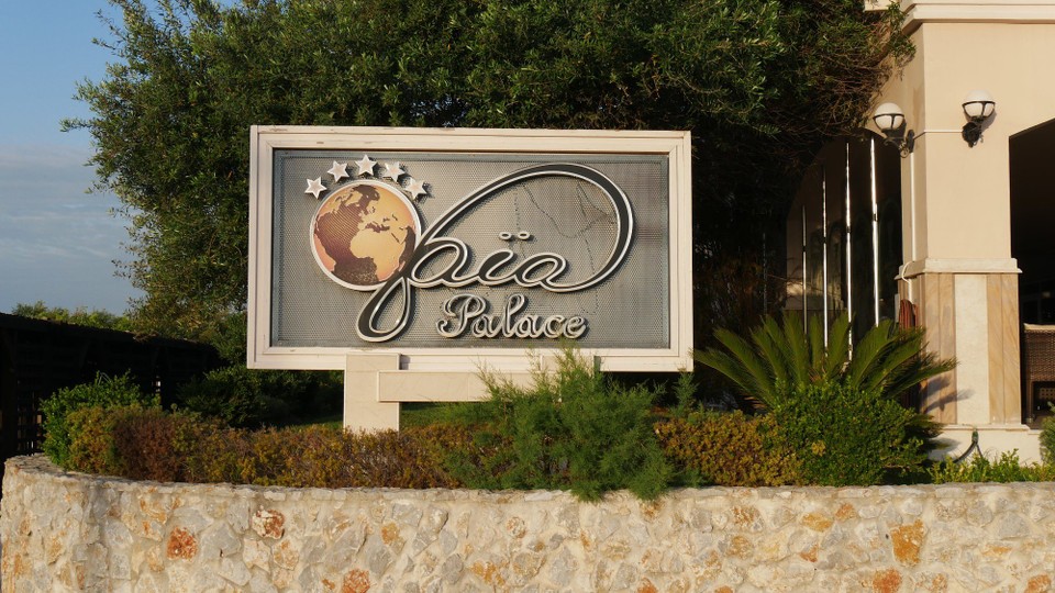 Griechenland - unbekannt - Hotel Gaia Palace.

https://www.gaia-hotels.com/gaia-palace-hotel.html