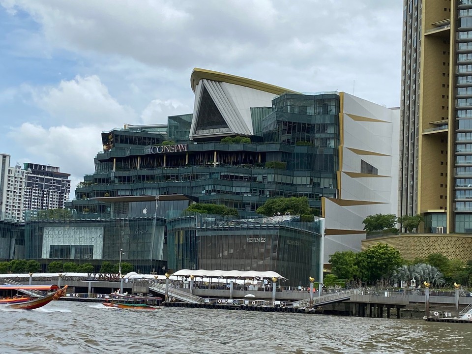 Thailand - Bangkok - IconSiam is the most impressive shopping centre in Bangkok. It's next to the Chao Phraya River, and has more than 7,000 shops, 100 restaurants and even a floating market.
Wir haben es leider nicht hinein geschafft, sind nur vorbeigefahren.