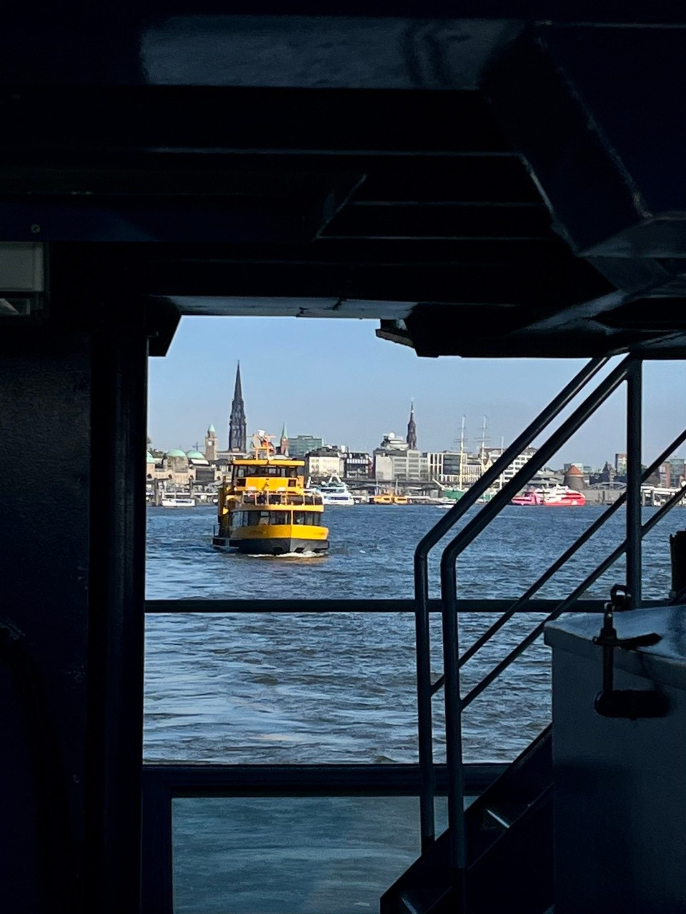 Deutschland - Hamburg - Sightseeing mit den Fähren im Hamburger Hafen. Fast wie Ferien… 