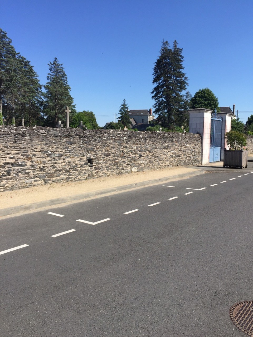 Frankreich - St.-Rémy-la-Varenne - Wasser nach 30km auf dem Friedhof geklaut. Musste über die Mauer klettern. 
Nicht verraten 