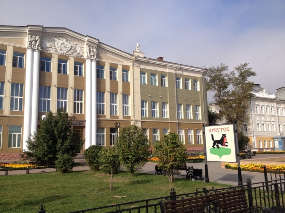 Russia - Irkutsk - In de loop van de dag breekt de zon hier door en is het hartstikke lekker weer. Dit is het wapen van Irkutsk (dat kan ik al lezen). Het gebouw erachter is een postkantoor (denk ik...).