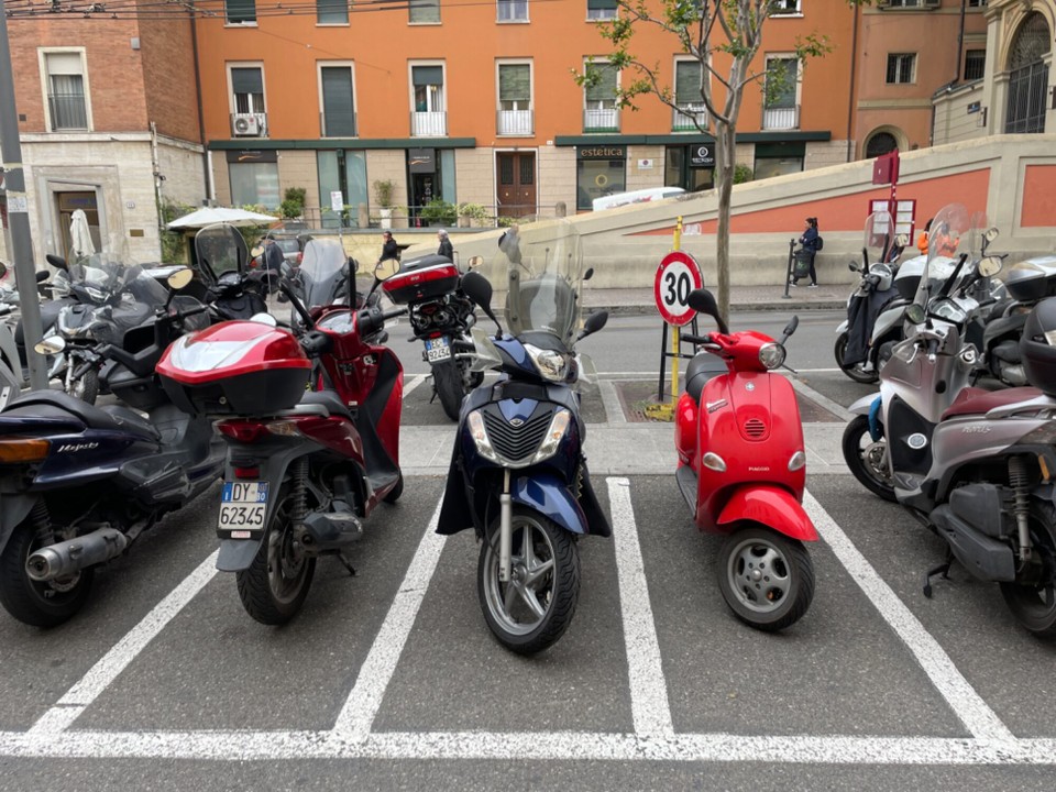 Italien - Bologna - In der Altstadt wild parken? Is nicht - zwar wird in der 30er Zone schon mal 60 gefahren, die überwege der Fussgänger nicht beachtet, aber rote Ampeln werden befolgt und das Vehikel ordnungsgemäß abgestellt