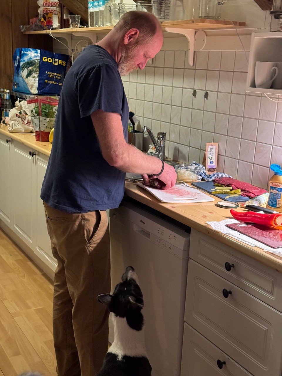 Norwegen - Lillehammer - Vorbereitung für morgen. Frida findet Rouladen auch sehr interessant:0(