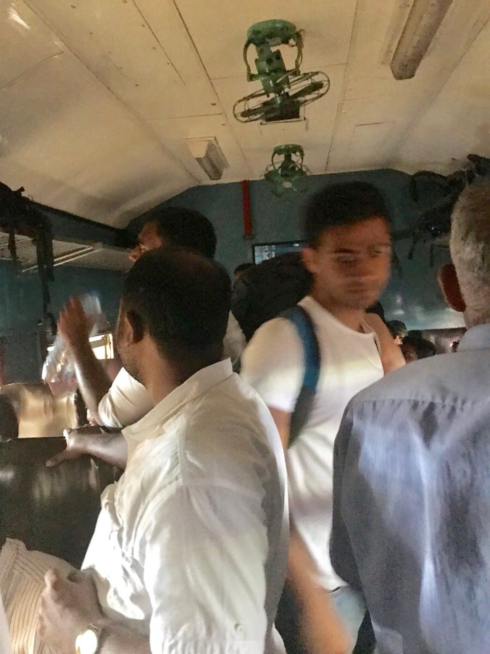 Sri Lanka -  - Auf diesem Bild waren noch wenige im Zug 🙈
Auf der Decke die Klimaanlage....