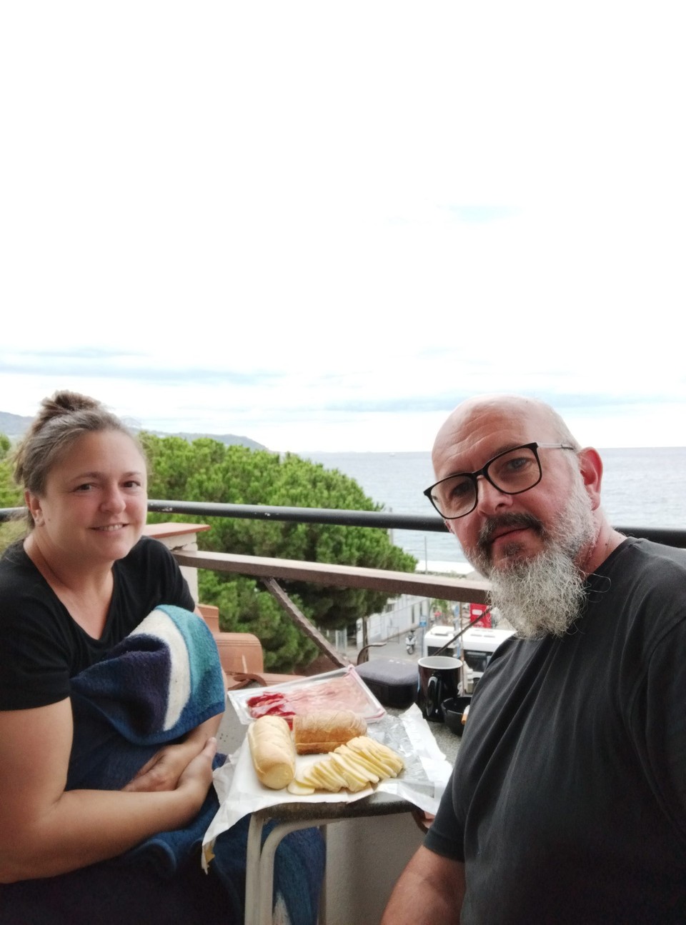Italien - Sanremo - Und Schluss endlich, Nachtmahl am Balkon mit Meerblick und eingewickelt in eine Decke 😜🤣🤣🤣