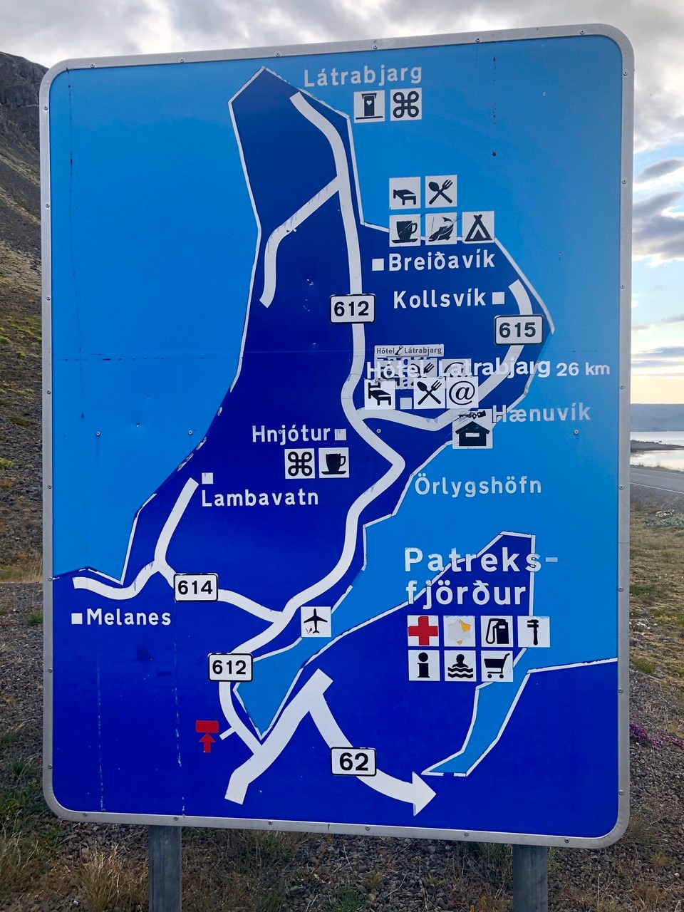 Island - Vesturbyggð - Und was soll ich sagen! Wir sind wieder hier am Schild! 18:30 Uhr... Tatsächlich wollte ich heute noch hoch bis nach Ísafjörður, was ich mir wohl abschminken kann... Aber egal. Wir haben Papageitaucher beobachtet und waren am westlichsten Punkt von Europa. Was will man mehr?!✌️🤟🏻👍