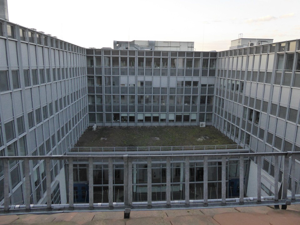 Deutschland - Dresden - Einen unwunderbaren Blick habe ich allerdings aus meinem heutigen Hotelfenster. Wie spooky ist das denn? Der Innenhof eines riesigen Bürokomplexes. Mir blutet das Herz, weil ich weiß, dass unter den Außenfenstern direkt die Elbe liegt. Einzelzimmertristesse. Passiert mir immer mal wieder.