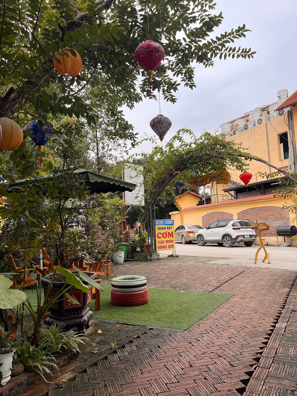 Vietnam - Ninh Binh - Found this cute little spot for breakfast and there were puppies running around us. Joel who we met the previous night came for brekkie with us too and then we arranged to go to the boats with him & his pals 