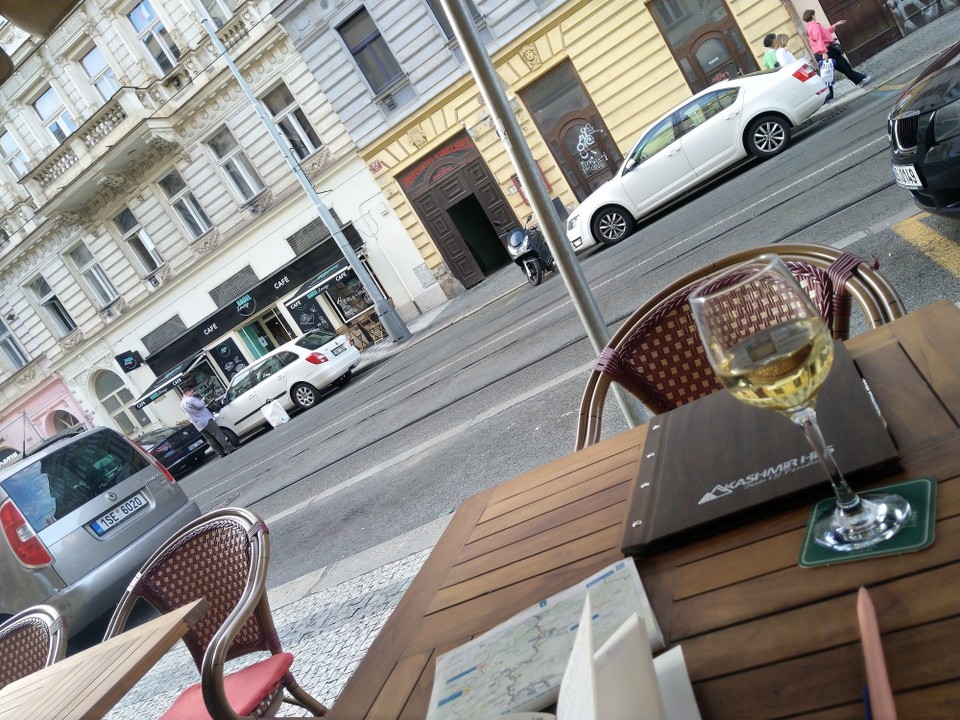 Tschechien - Prag - Zum Ausklang ein Wein vor dem Hotel. Ich habe die Reise Revue passieren lassen und freue mich morgen früh auf Schwester und Schwager.